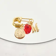 BY LAS CAYETANAS - Ganchito de protección bañado en Oro 18k medalla San Benito y Letra M