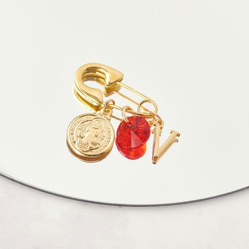 BY LAS CAYETANAS - Ganchito de protección bañado en Oro 18k medalla San Benito y Letra V