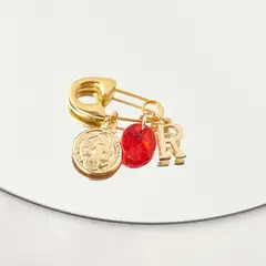 BY LAS CAYETANAS - Ganchito de protección bañado en Oro 18k medalla San Benito y Letra R