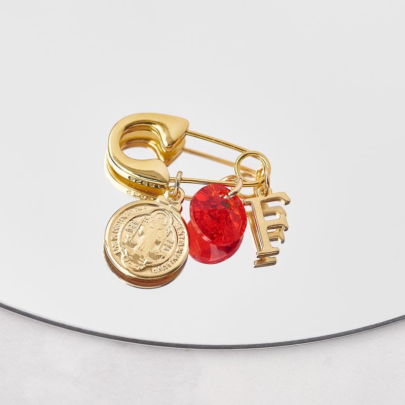 BY LAS CAYETANAS - Ganchito de protección bañado en Oro 18k medalla San Benito y Letra F