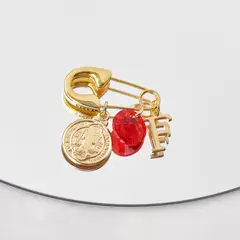 BY LAS CAYETANAS - Ganchito de protección bañado en Oro 18k medalla San Benito y Letra F
