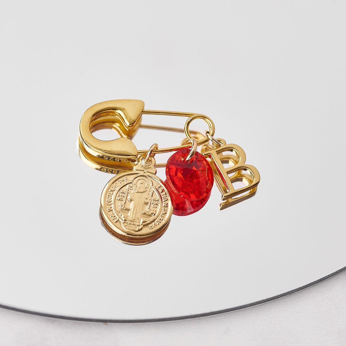 BY LAS CAYETANAS - Ganchito de protección bañado en Oro 18k medalla San Benito y Letra B