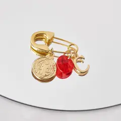 BY LAS CAYETANAS - Ganchito de protección bañado en Oro 18k medalla San Benito y Letra C
