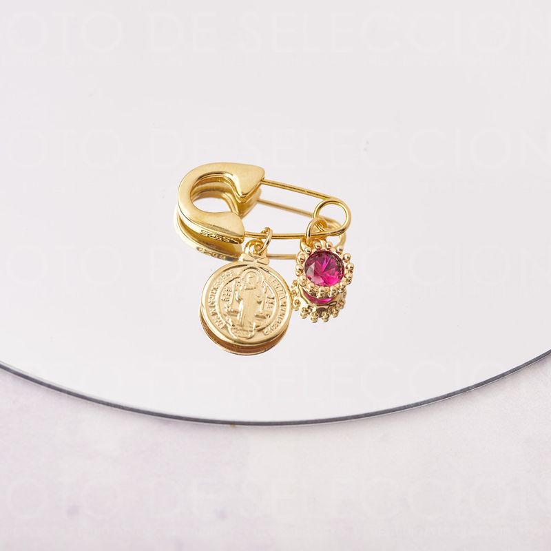 BY LAS CAYETANAS - Ganchito de protección bañado en Oro 18k San Benito cristal redondo