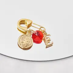 BY LAS CAYETANAS - Ganchito de protección bañado en Oro 18k medalla San Benito y Letra E