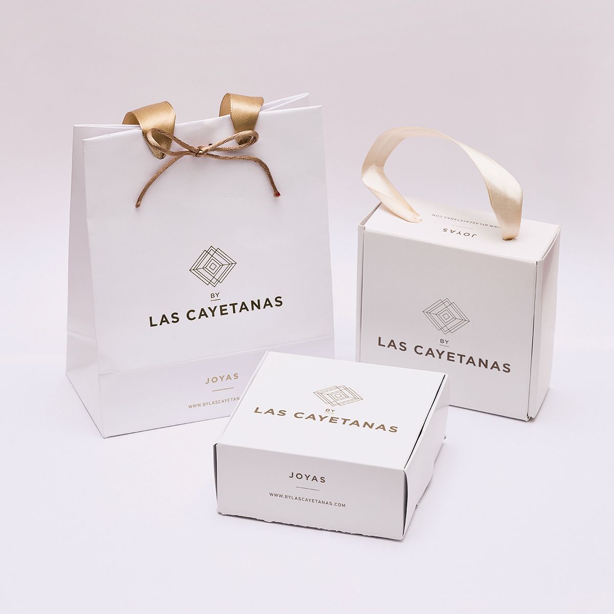 BY LAS CAYETANAS - Ganchito de protección bañado en Oro 18k medalla San Benito y Letra E