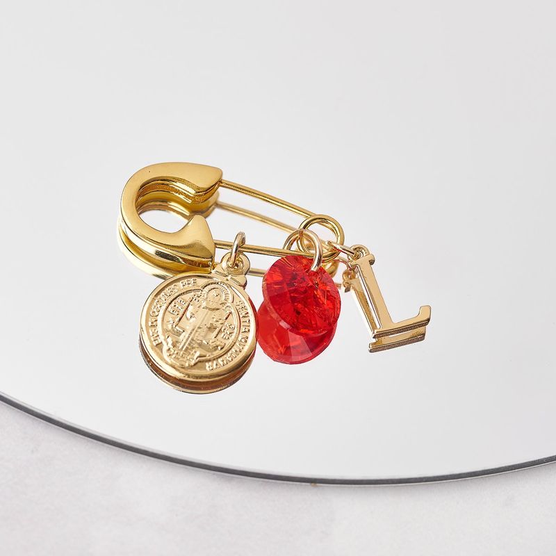 BY LAS CAYETANAS - Ganchito de protección bañado en Oro 18k medalla San Benito y Letra L
