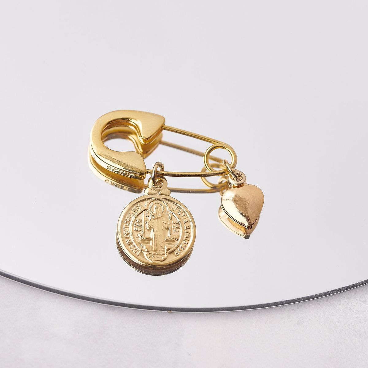 BY LAS CAYETANAS - Ganchito de protección bañado en Oro 18k San Benito y corazon inflado