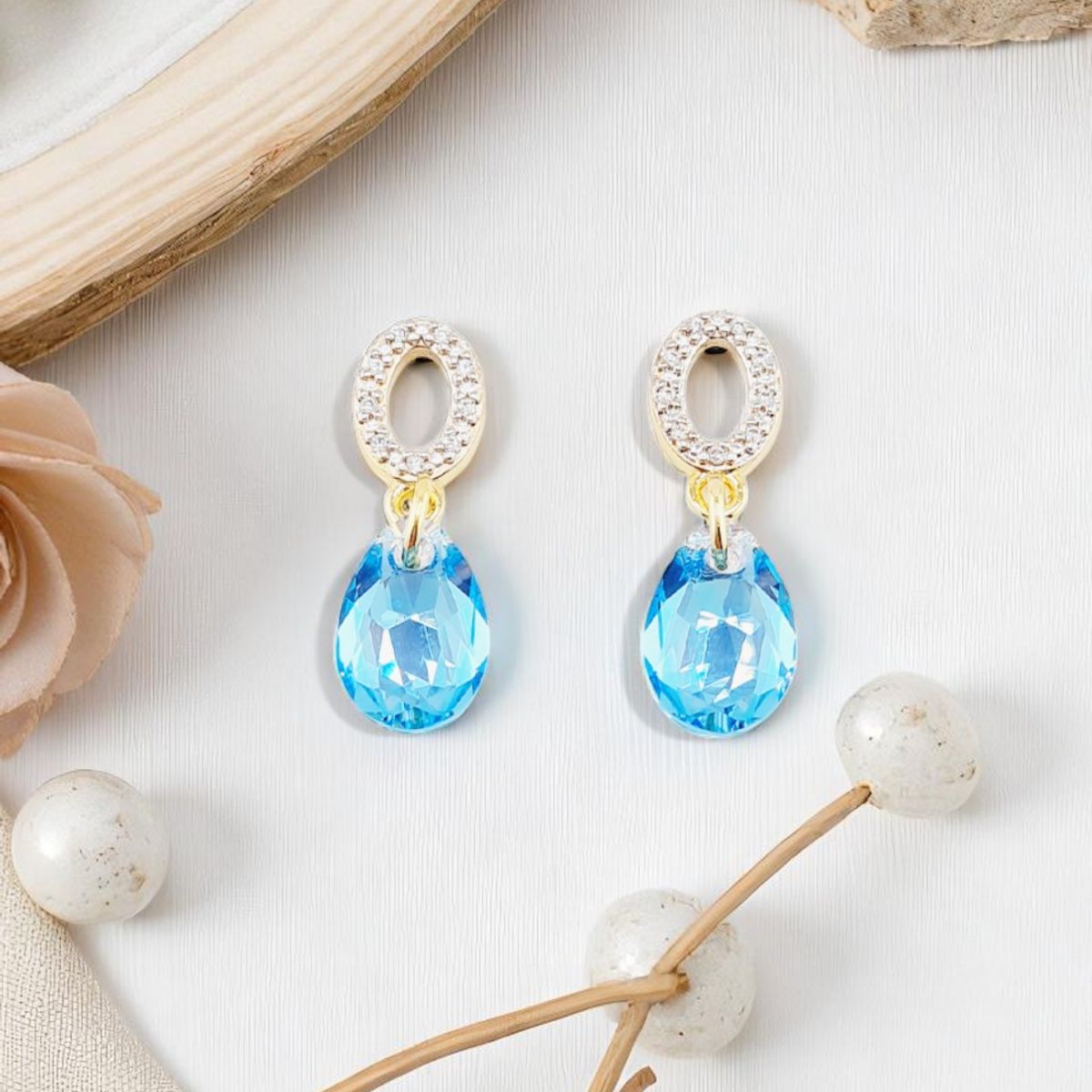 JOYAS MONTERO - Aros Gota de Luz Gold 24K  creado con cristales de Swarovski® Aquamerine