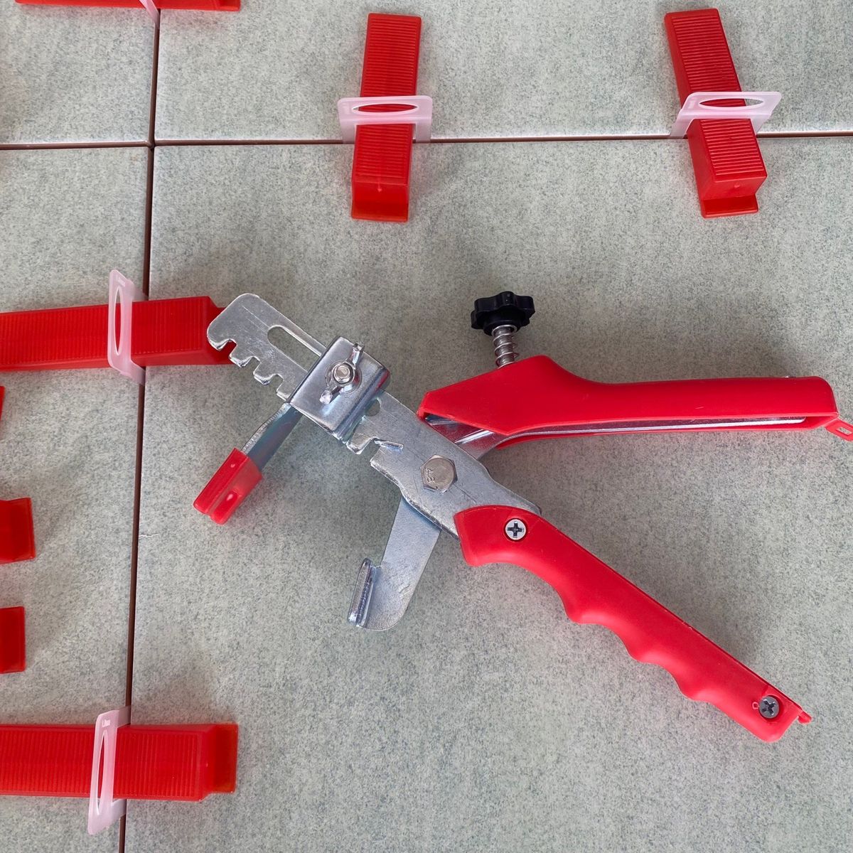 AIZO - Kit Nivelador Cerámicos / 100 Cuñas + 100 Clips 3mm + Alicat