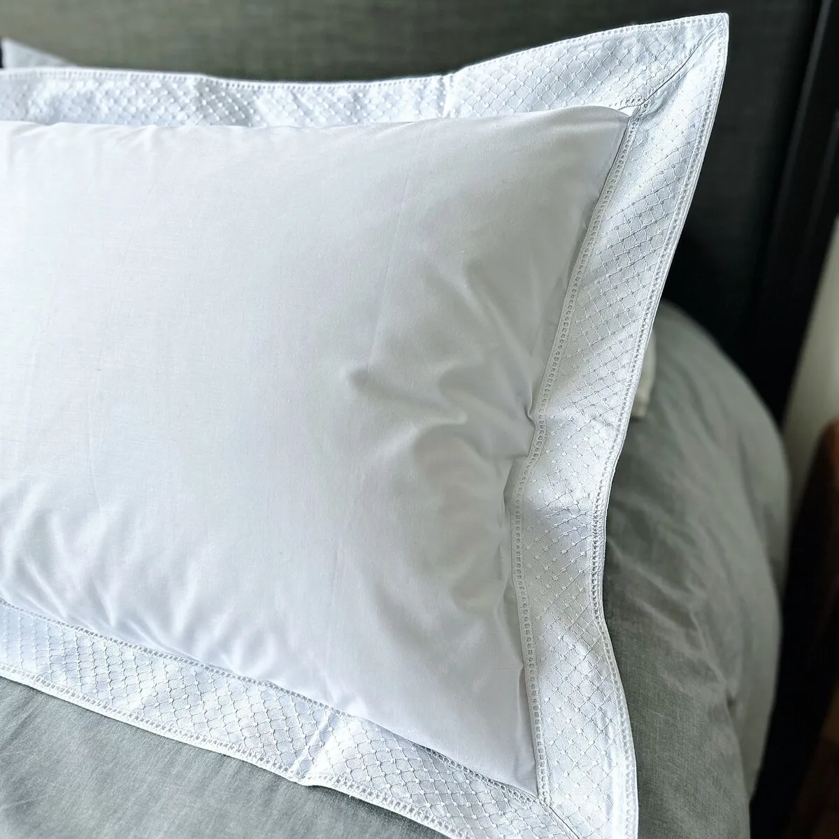 CASA CECILIA - Funda de Almohada 50X90 Blanca Modelo Puntos Casa Cecilia