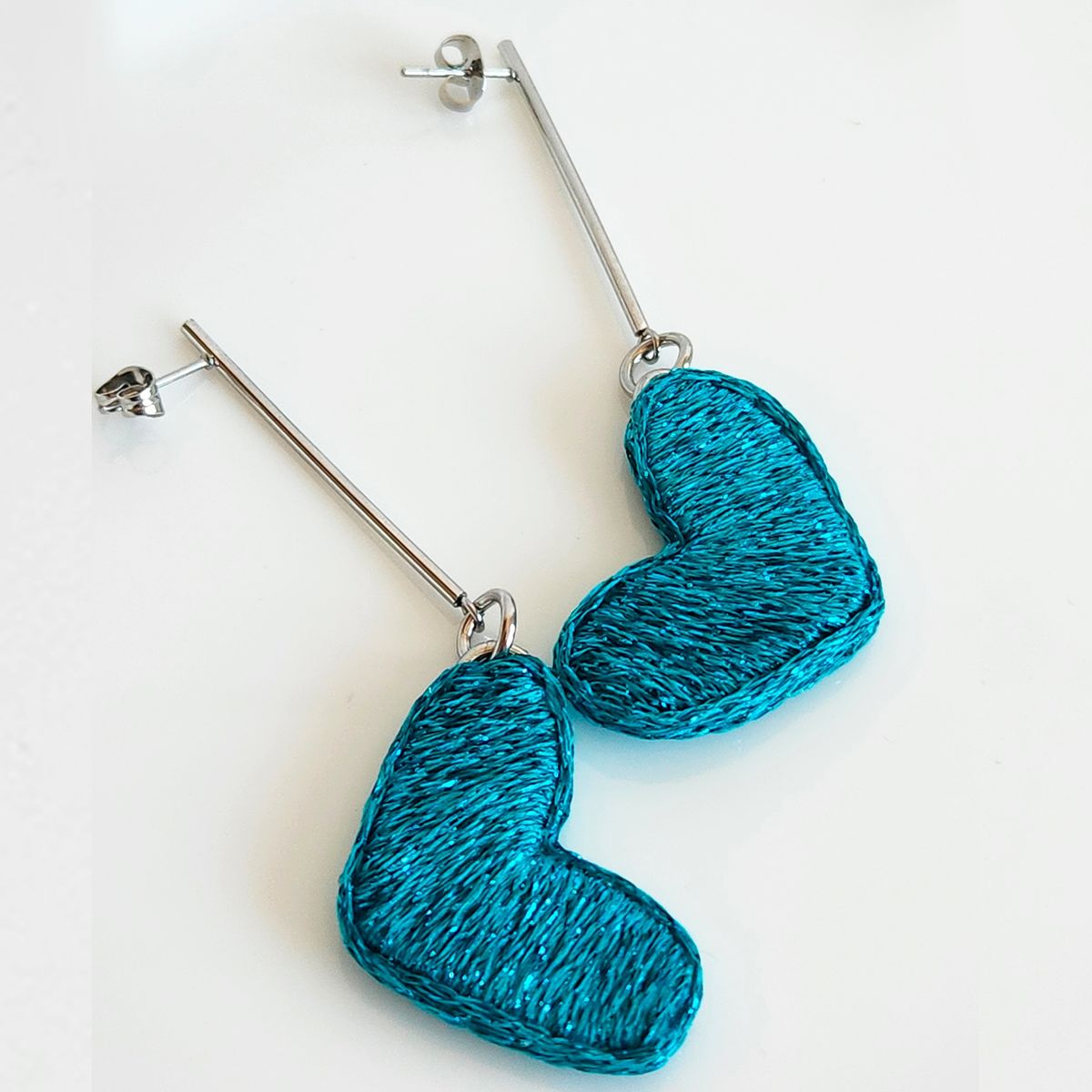 MALAIKA MARKET - AROS MUJER CORAZON CHICO COLGANTE - HILO LUREX CON ACERO QUIRÚRGICO