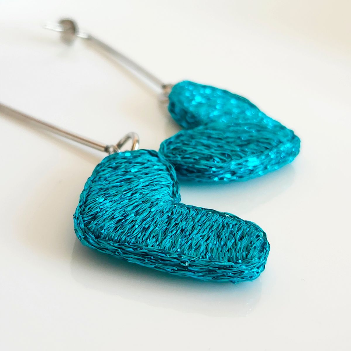 MALAIKA MARKET - AROS MUJER CORAZON CHICO COLGANTE - HILO LUREX CON ACERO QUIRÚRGICO