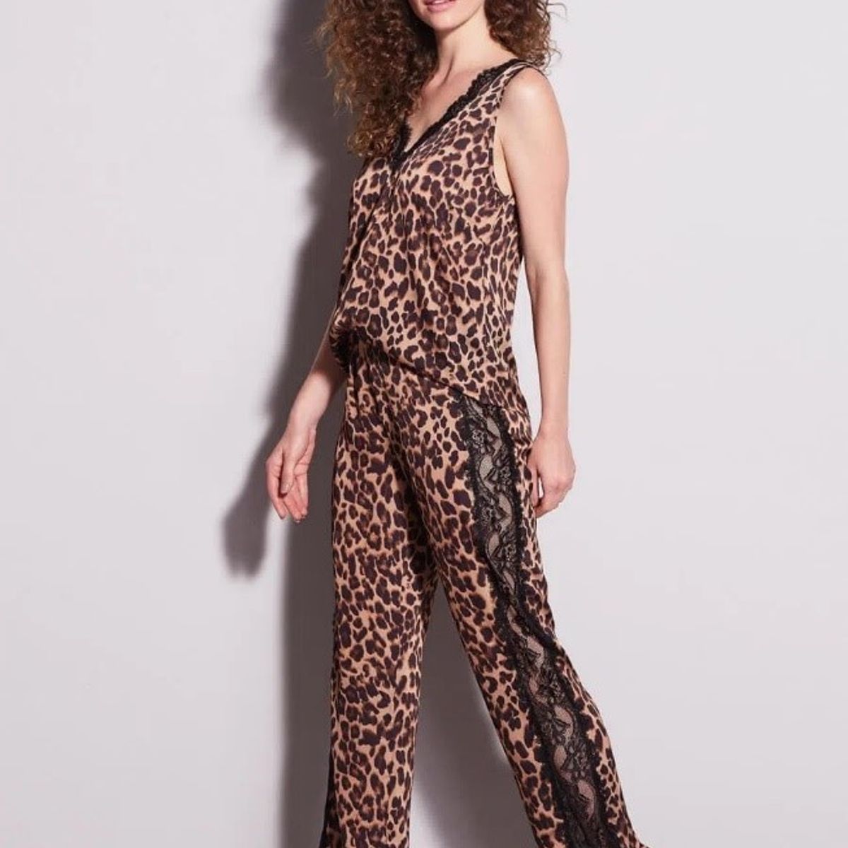 HOPE - PIJAMA LARGO DE RASO CON DETALLE DE ENCAJE ESTAMPADO ANIMAL PRINT