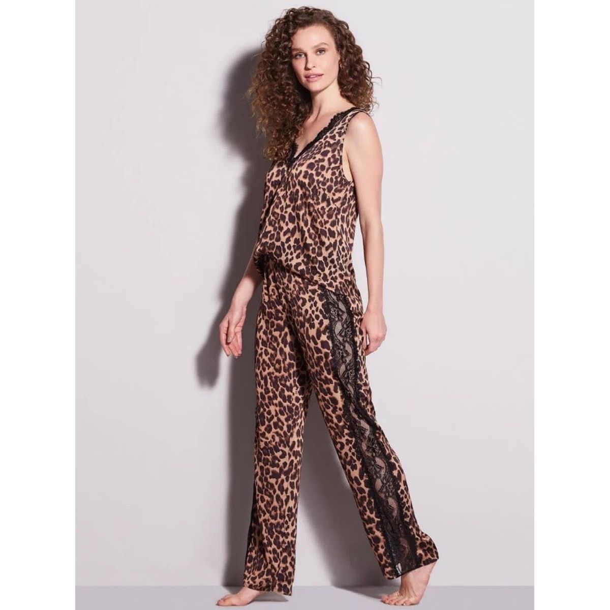 HOPE - PIJAMA LARGO DE RASO CON DETALLE DE ENCAJE ESTAMPADO ANIMAL PRINT