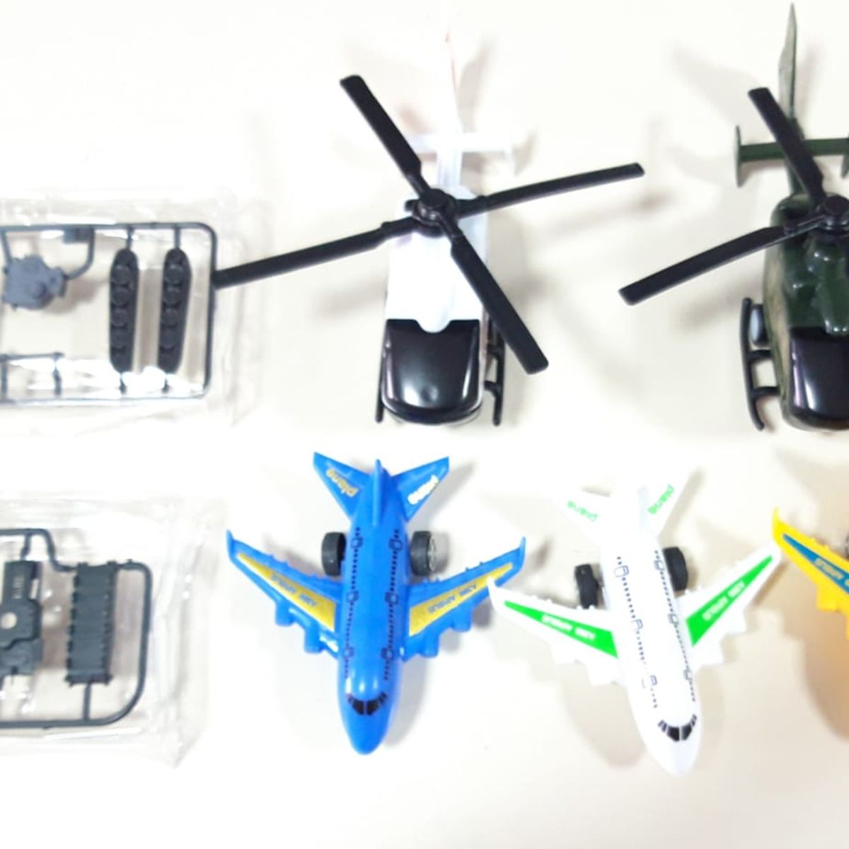 GENERICO - Pack juguete 2 tanques 5cm + 2 helicopteros 17cm + 3 aviones 10cm