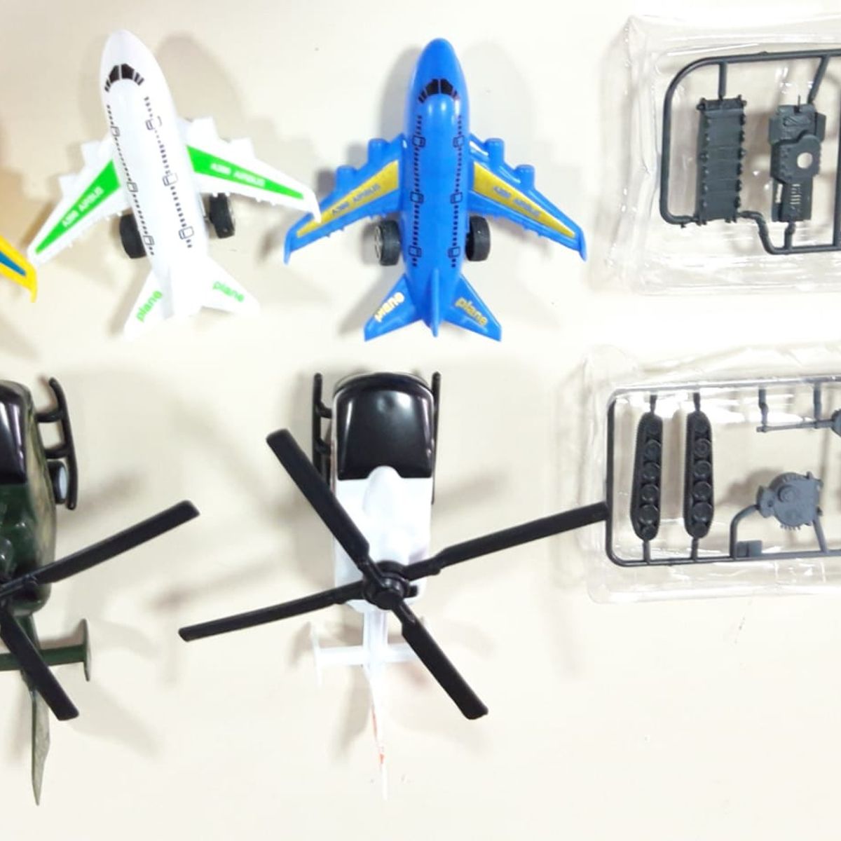 GENERICO - Pack juguete 2 tanques 5cm + 2 helicopteros 17cm + 3 aviones 10cm