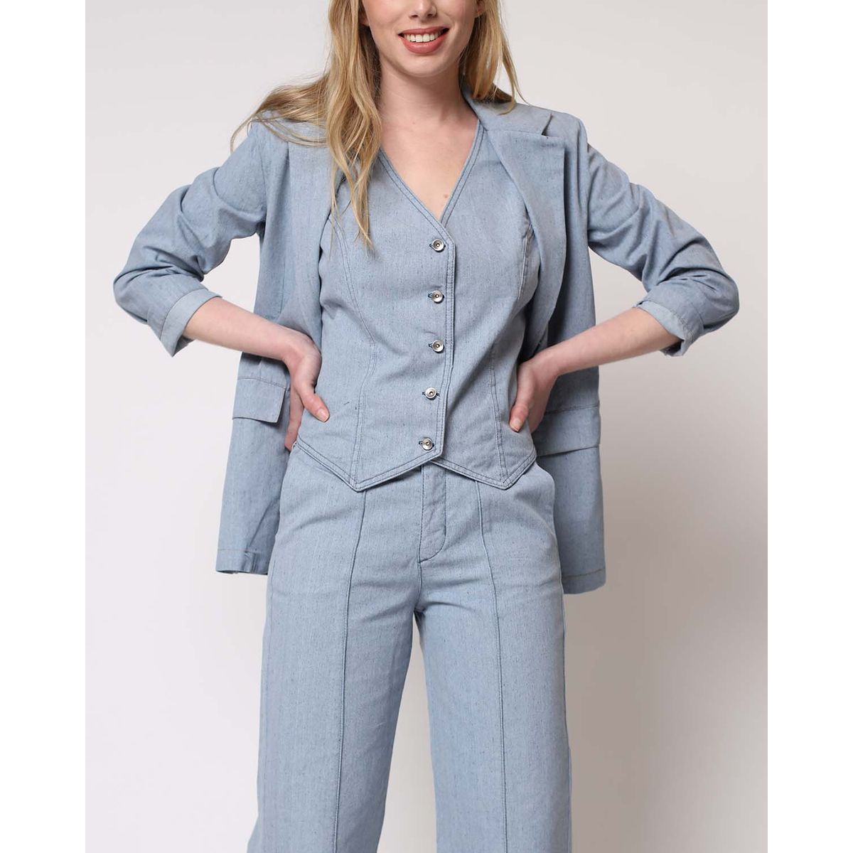 MOMCHIC - Bleazer Traje Twig Celeste.