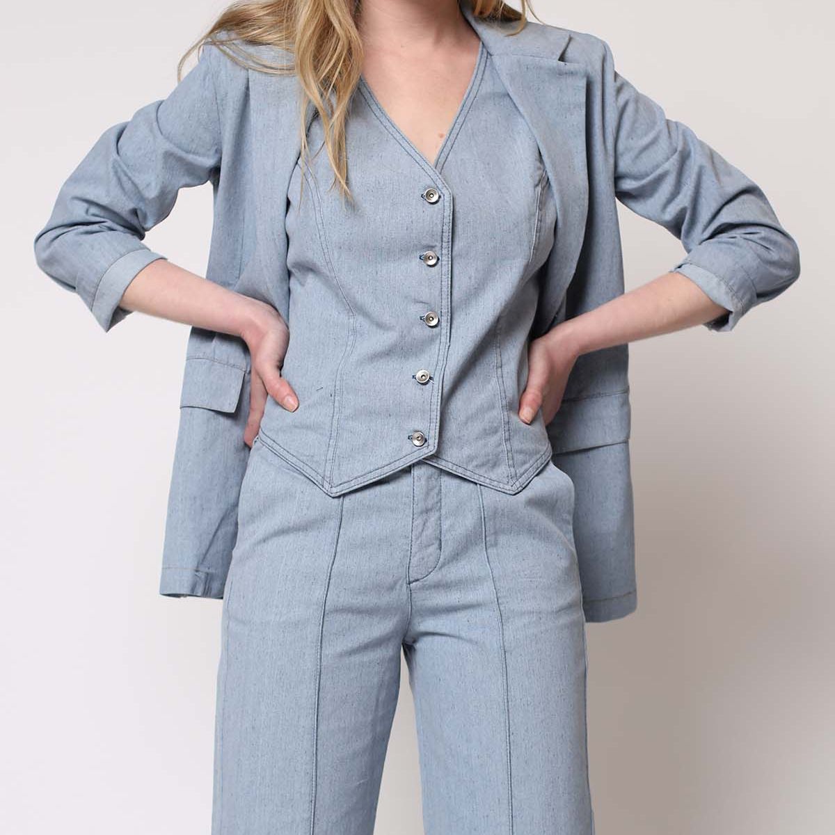 MOMCHIC - Bleazer Traje Twig Celeste.