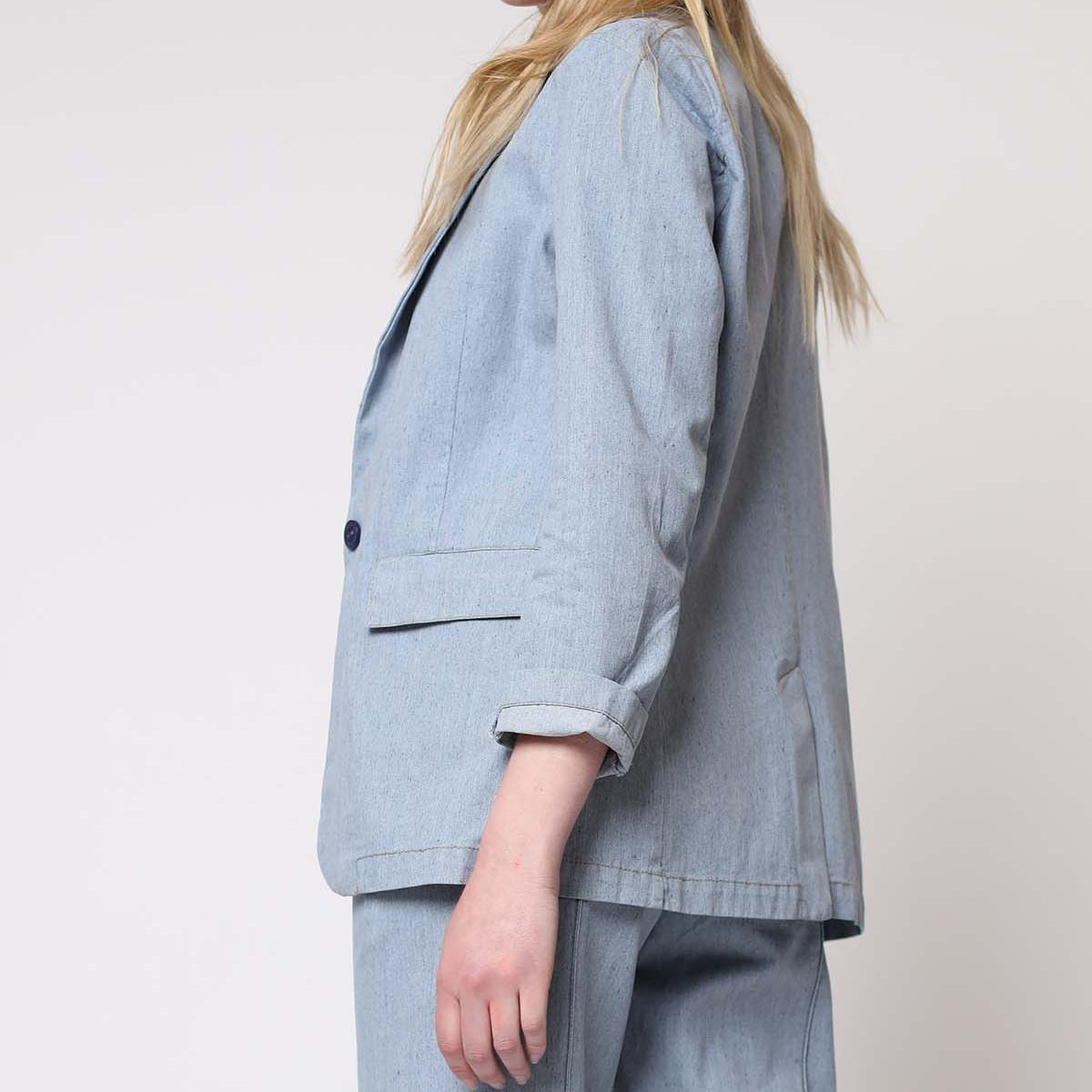 MOMCHIC - Bleazer Traje Twig Celeste.