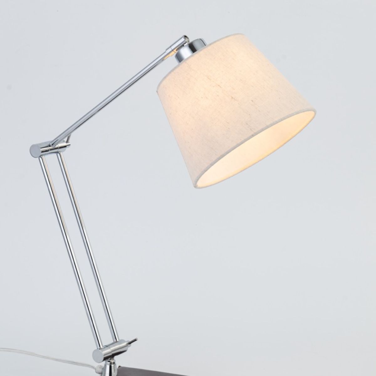 DISEÑO 3 - Lampara Sobre Mesa Articulada Cromo Cuero