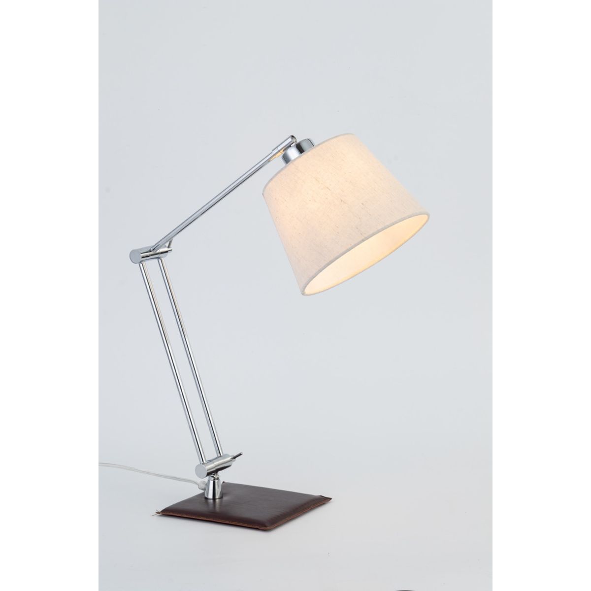 DISEÑO 3 - Lampara Sobre Mesa Articulada Cromo Cuero