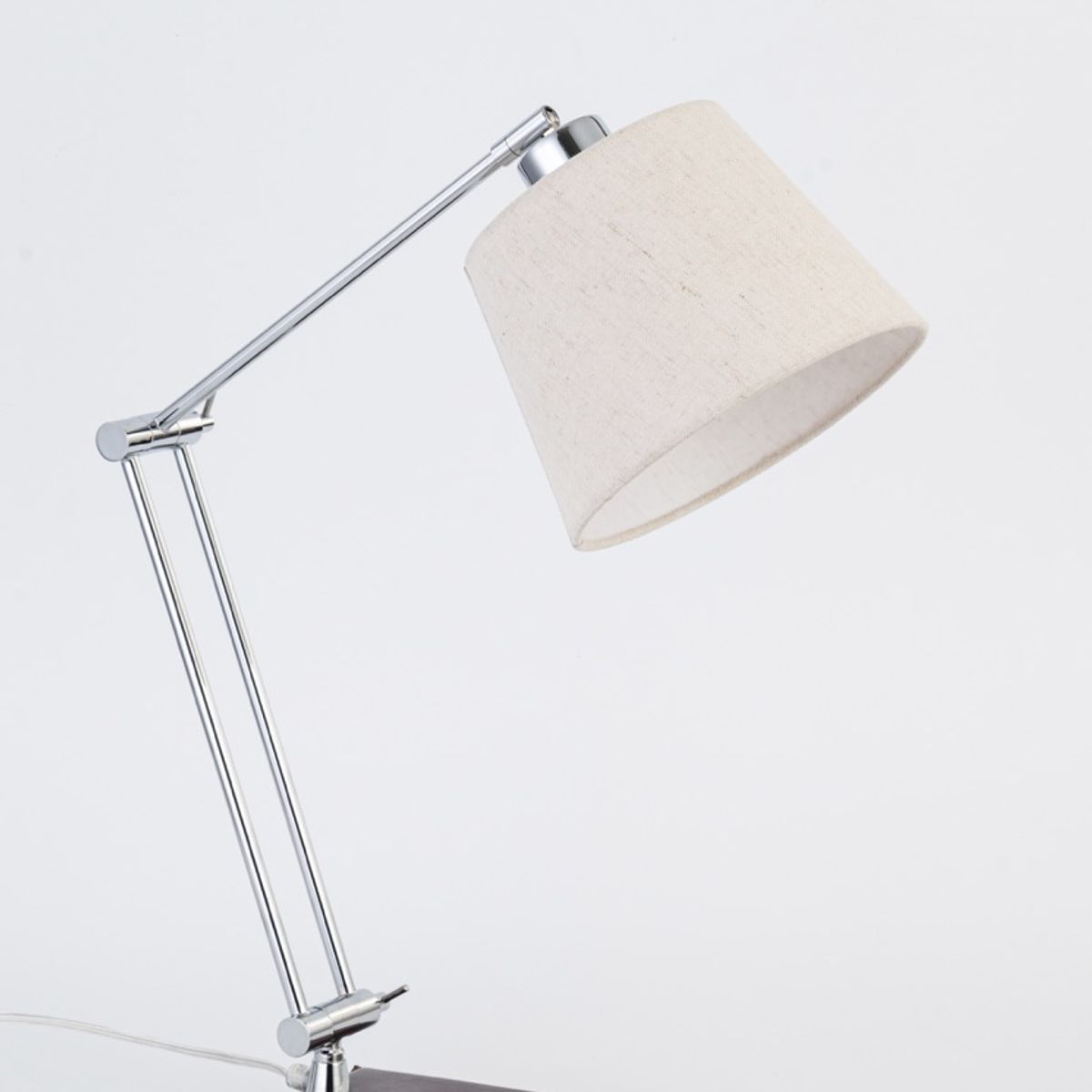 DISEÑO 3 - Lampara Sobre Mesa Articulada Cromo Cuero