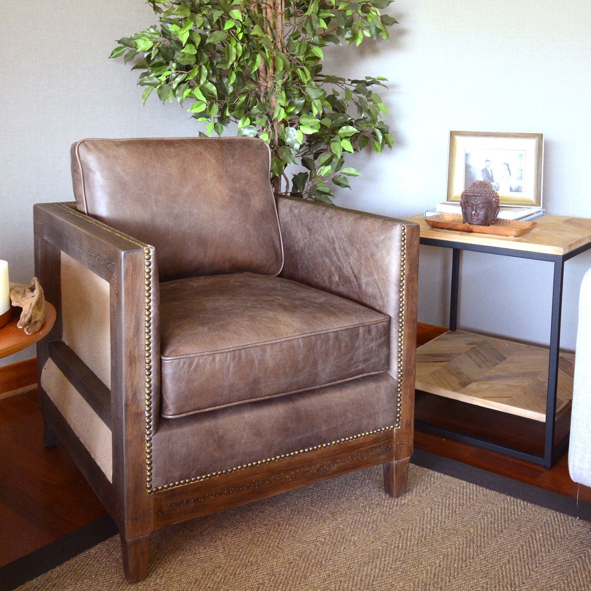 MEYA MUEBLES - Sitial Taroko de cuero y madera de roble café 80x72x78