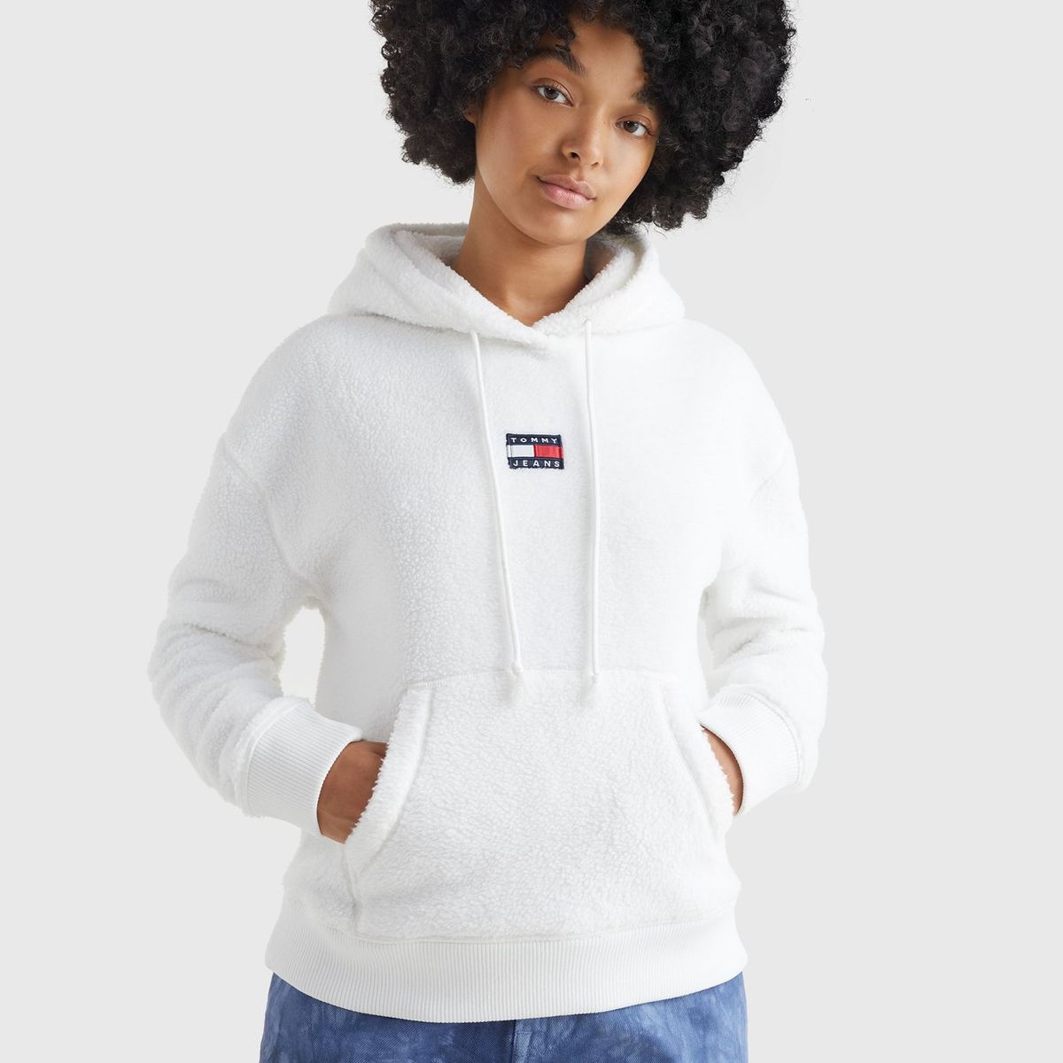 TOMMY HILFIGER - Polerón Hoodie Center Badge Blanco Tommy Jeans