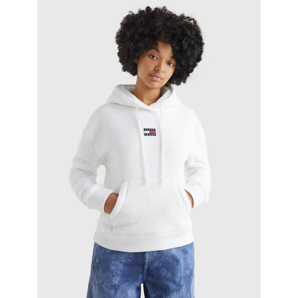 TOMMY HILFIGER - Polerón Hoodie Center Badge Blanco Tommy Jeans