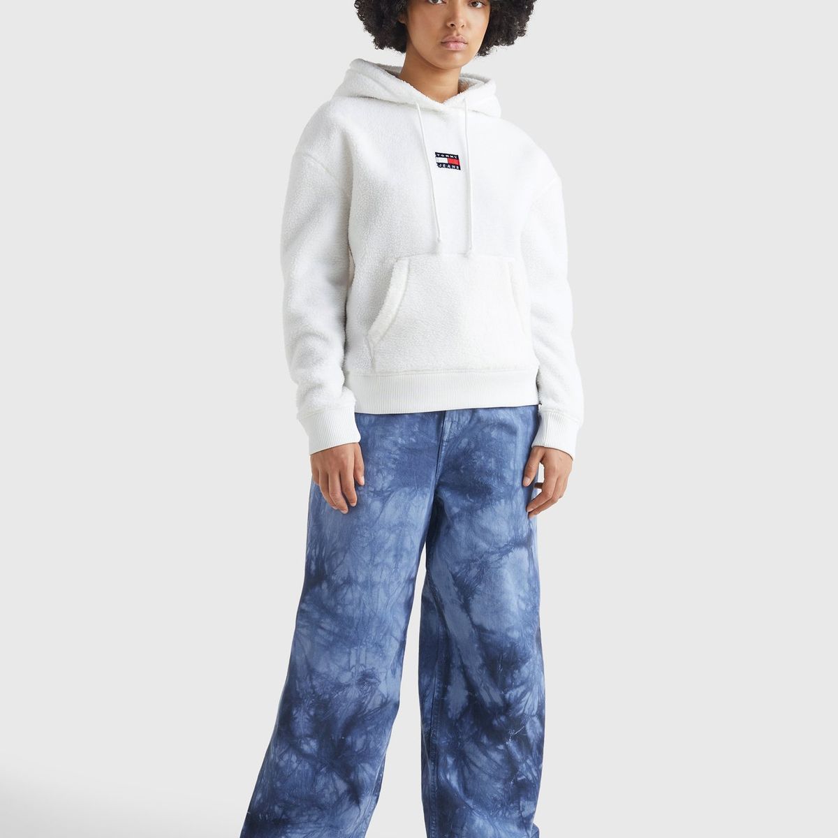 TOMMY HILFIGER - Polerón Hoodie Center Badge Blanco Tommy Jeans