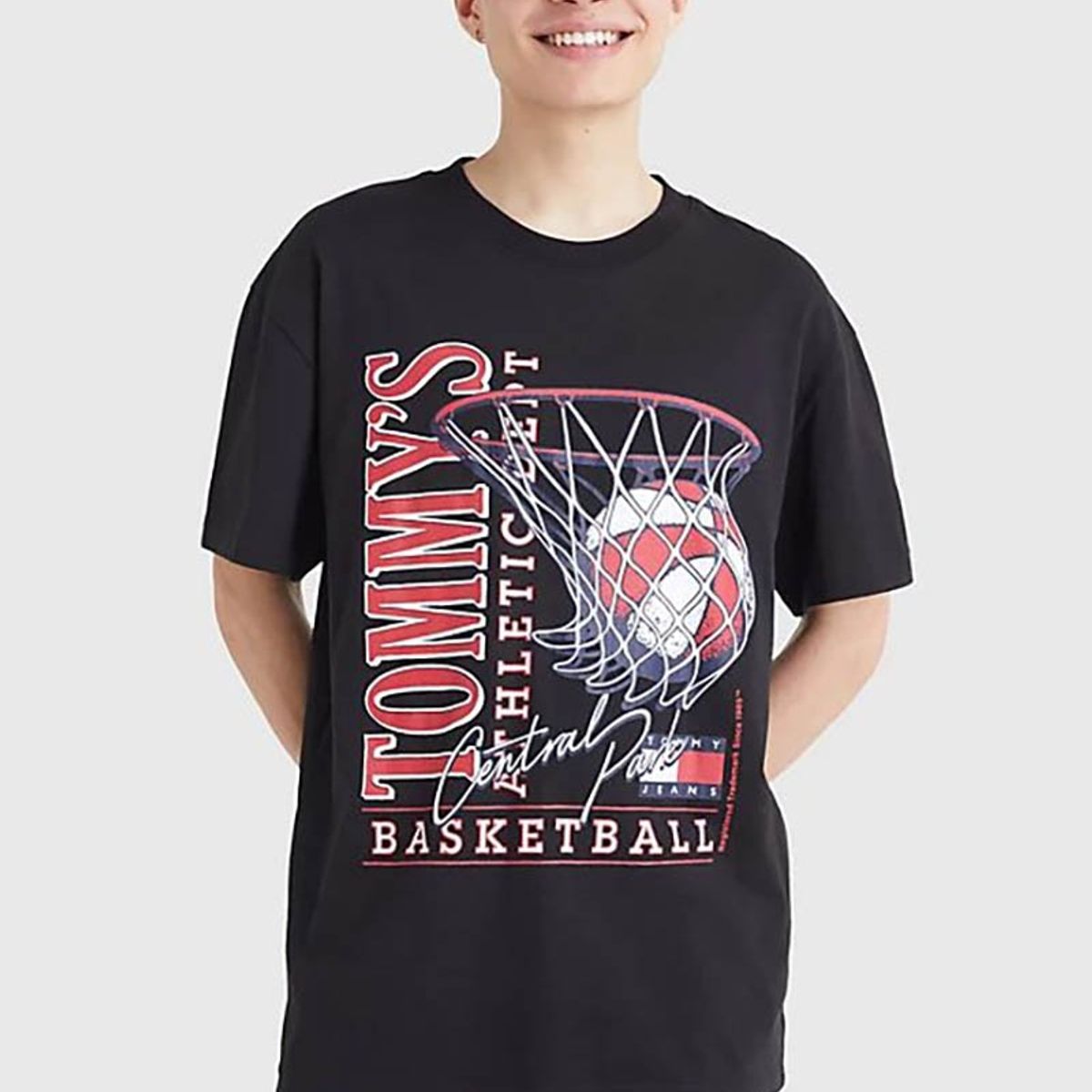 TOMMY HILFIGER - Polera Relaxed Basketball Vintage Negro Tommy Jeans.