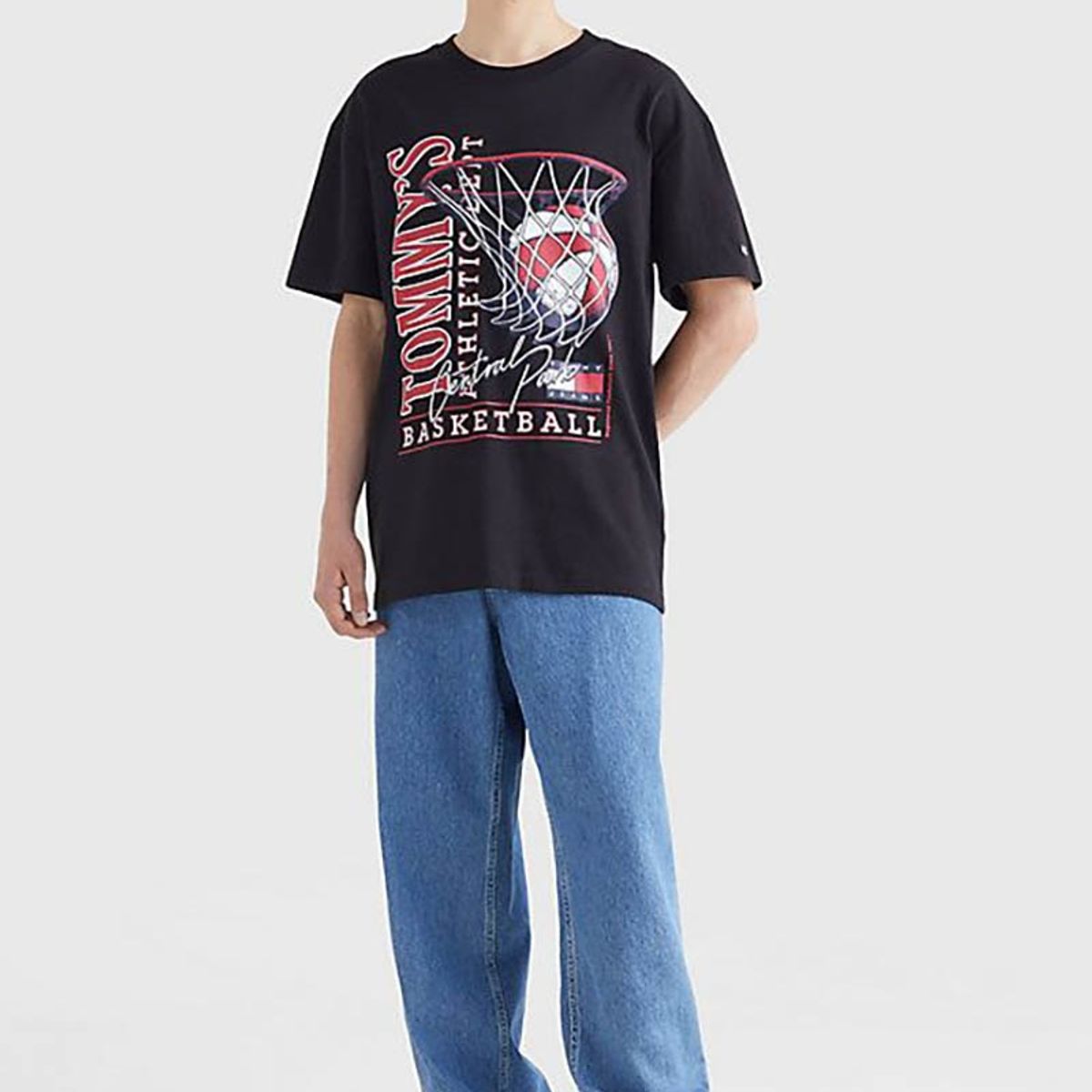 TOMMY HILFIGER - Polera Relaxed Basketball Vintage Negro Tommy Jeans.