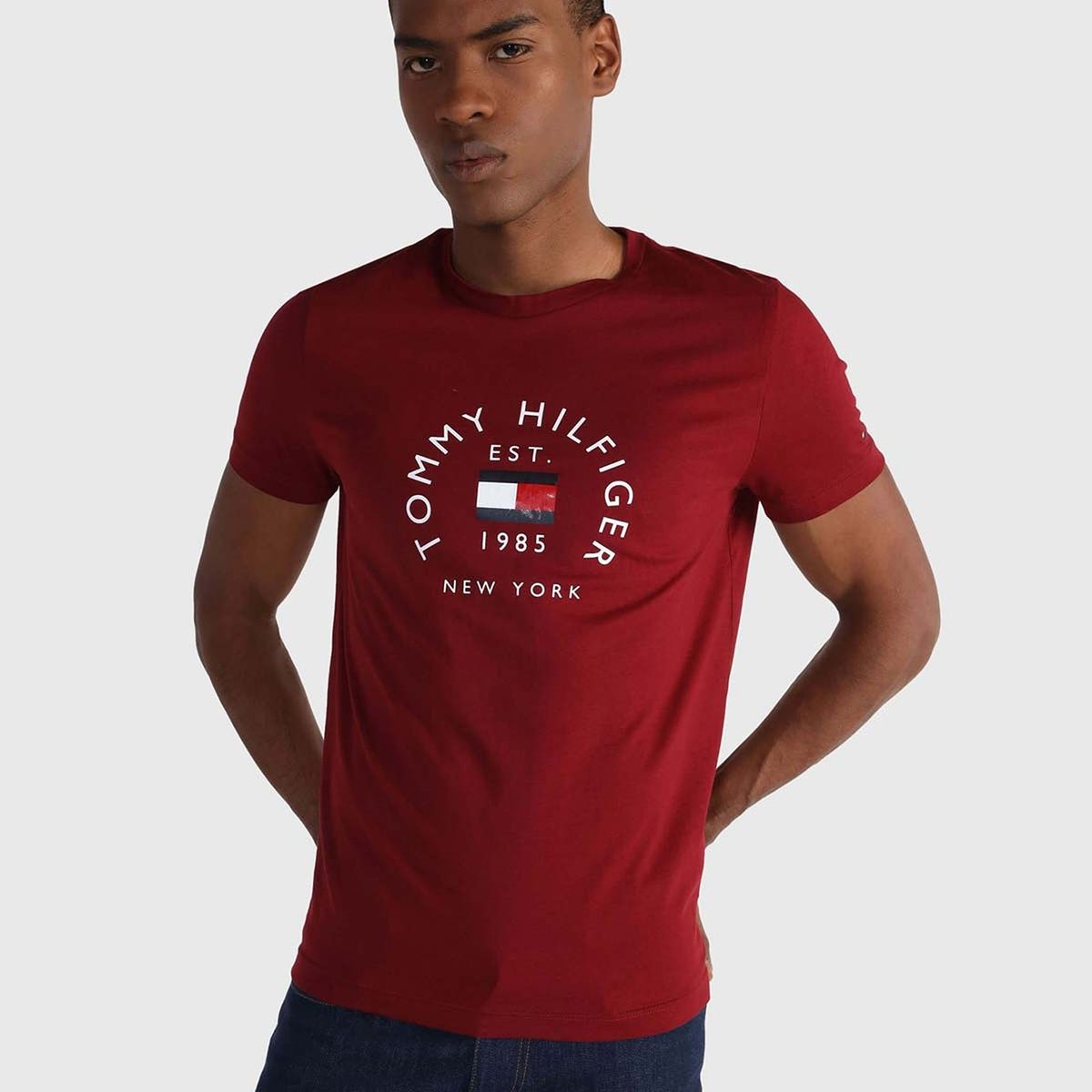 TOMMY HILFIGER - Polera Text Bar Logo Burdeo Tommy Hilfiger.