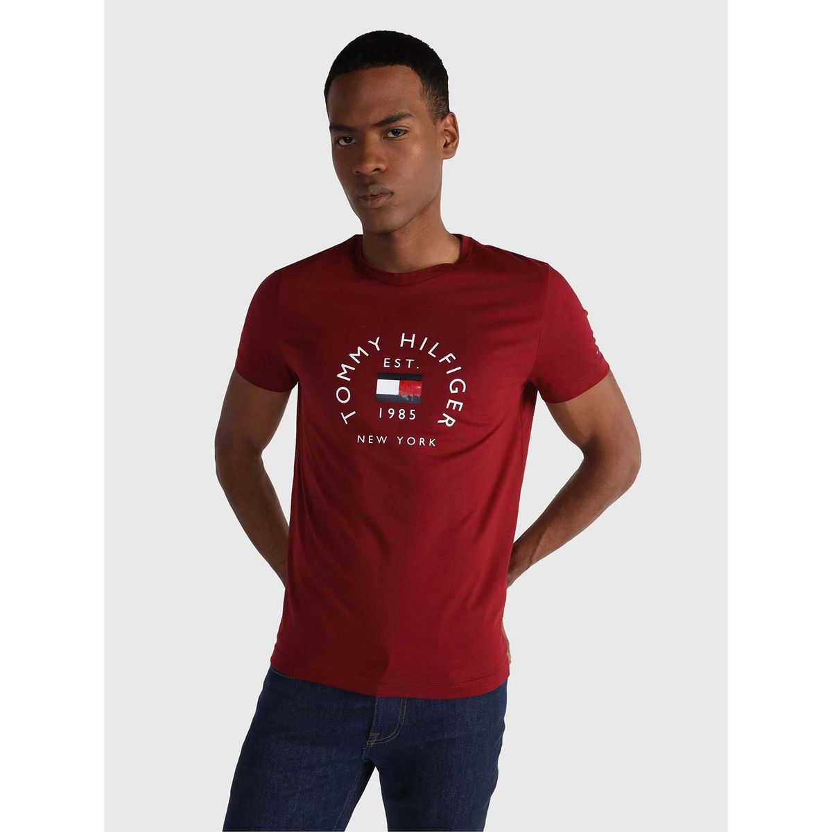 TOMMY HILFIGER - Polera Text Bar Logo Burdeo Tommy Hilfiger.