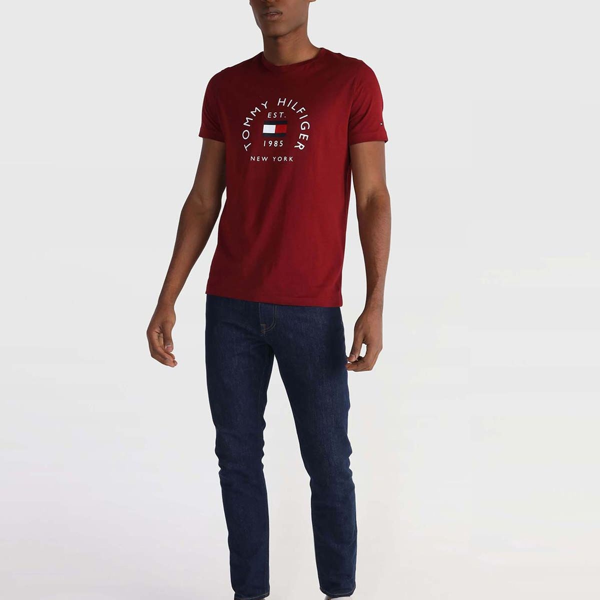 TOMMY HILFIGER - Polera Text Bar Logo Burdeo Tommy Hilfiger.