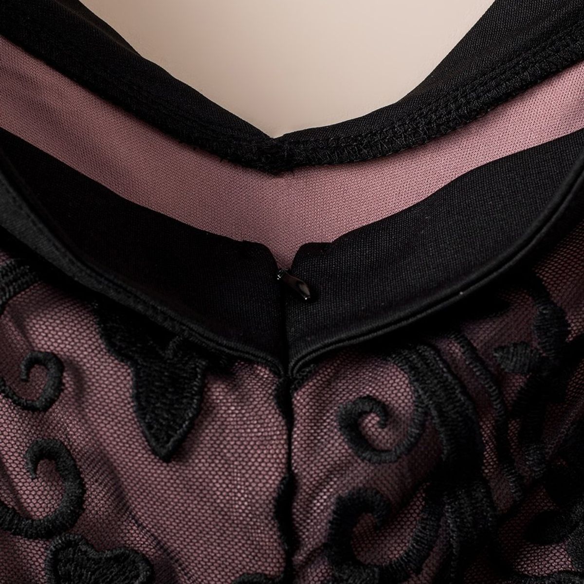 ARRAKASTA - Vestido de fiesta con detalle bordado…