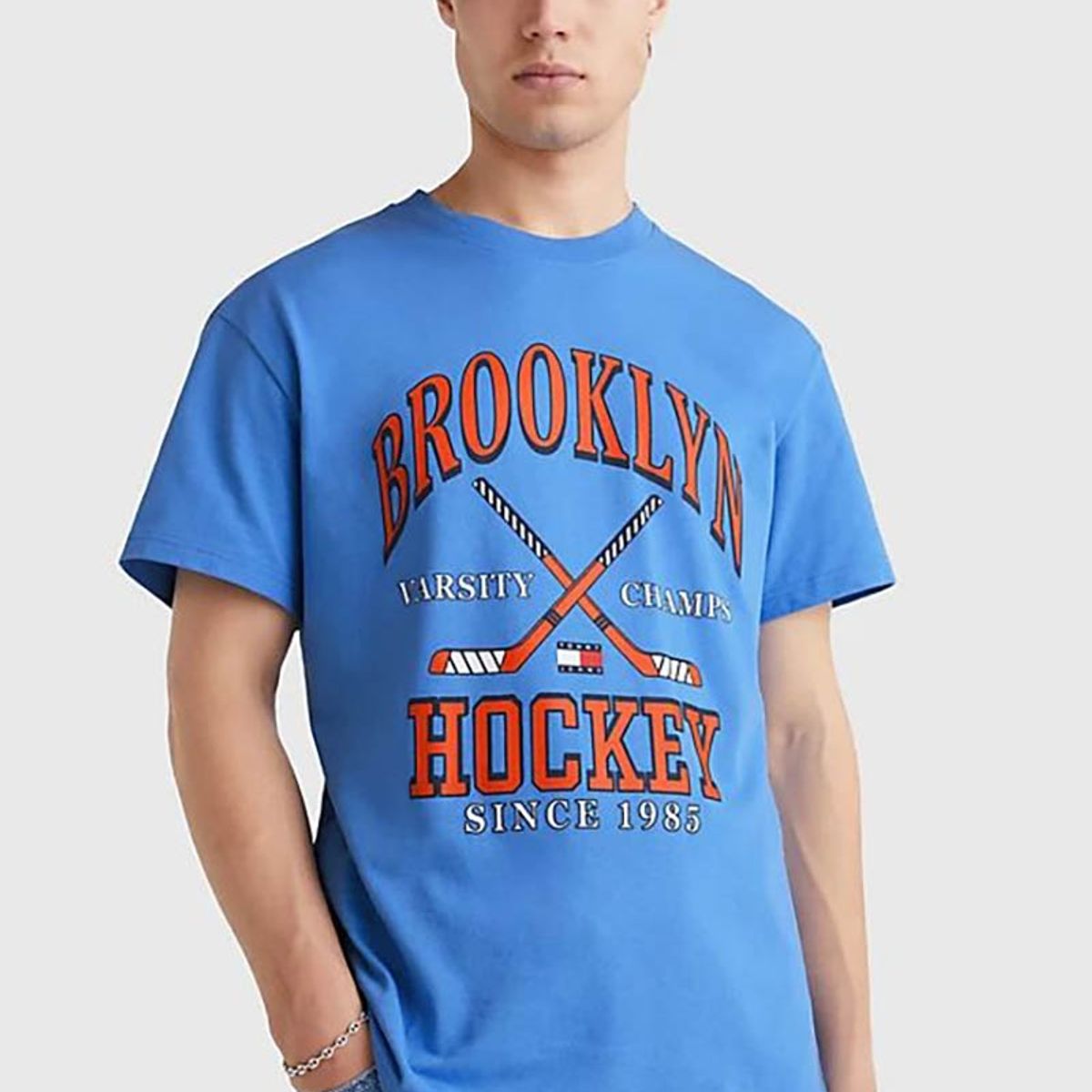 TOMMY HILFIGER - Polera Relaxed Hockey Vintage Celeste Tommy Jeans.