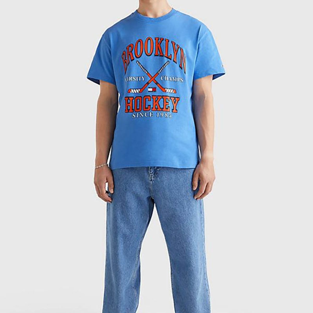 TOMMY HILFIGER - Polera Relaxed Hockey Vintage Celeste Tommy Jeans.