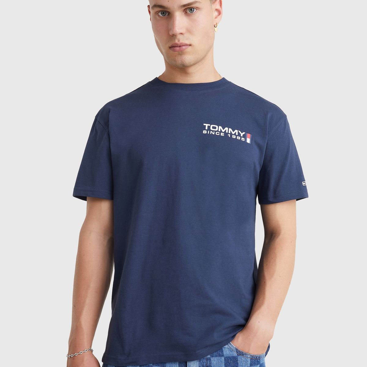 TOMMY HILFIGER - Polera Classic Athletic Con Logo Azul Tommy Jeans.