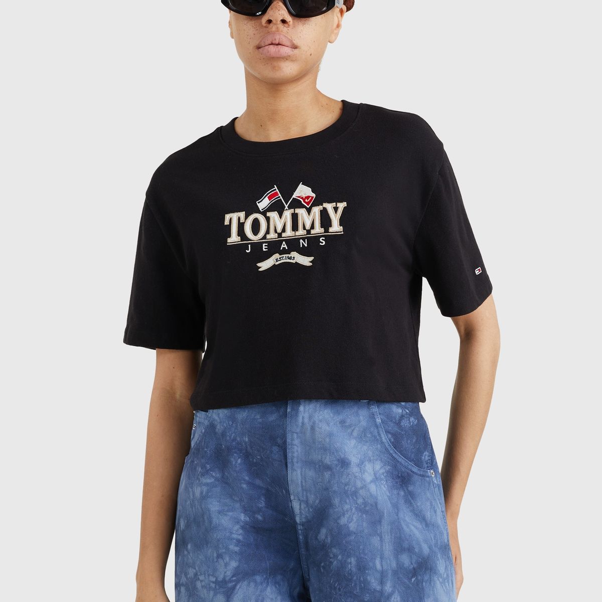 TOMMY HILFIGER - Polera Modern Super Cropped Negro Tommy Jeans.