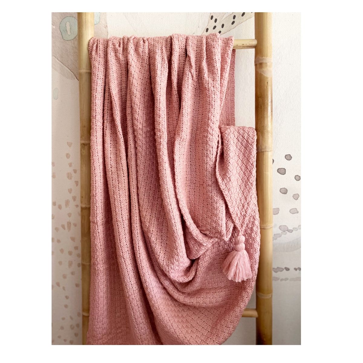 MANDIRHOME - Manta Rosada Punto Borlas Esquinas 180x120cms