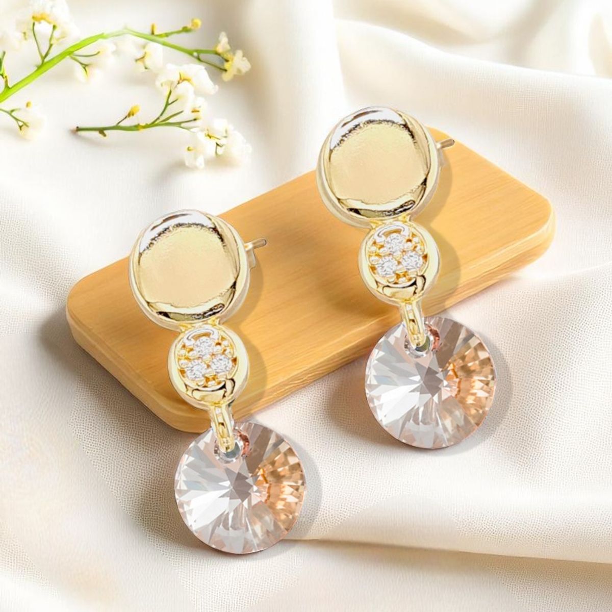 JOYAS MONTERO - Aros Punto De Luz Gold 24K creado con cristales de Swarovski® Golden Shadow