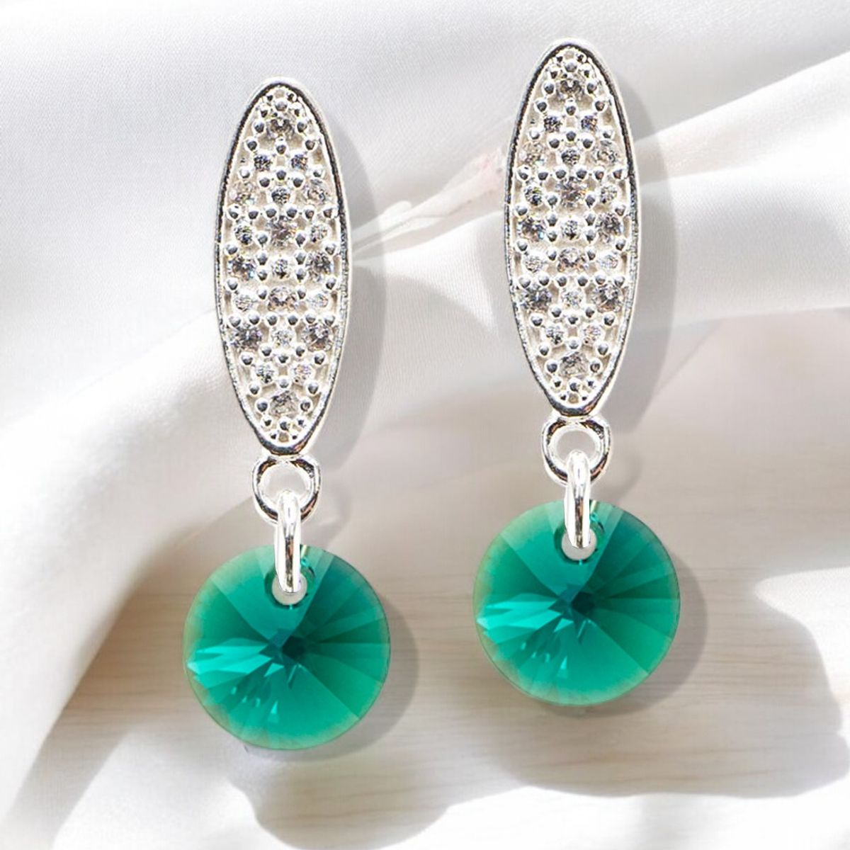JOYAS MONTERO - Aros Punto De Luz Baño Oro Blanco creado con cristales de Swarovski® Emerald