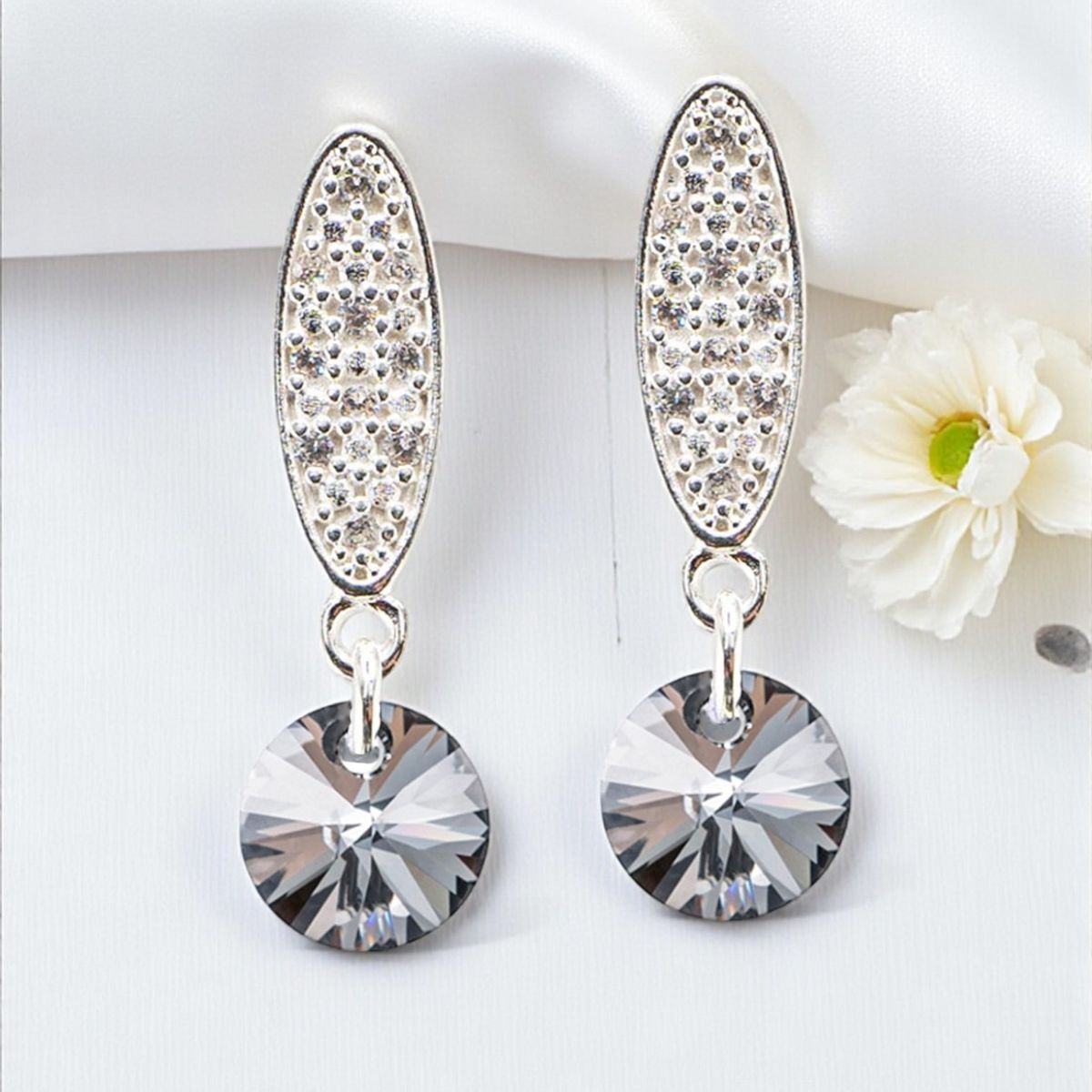 JOYAS MONTERO - Aros Punto De Luz Baño Oro Blanco creado con cristales de Swarovski® Silver Night