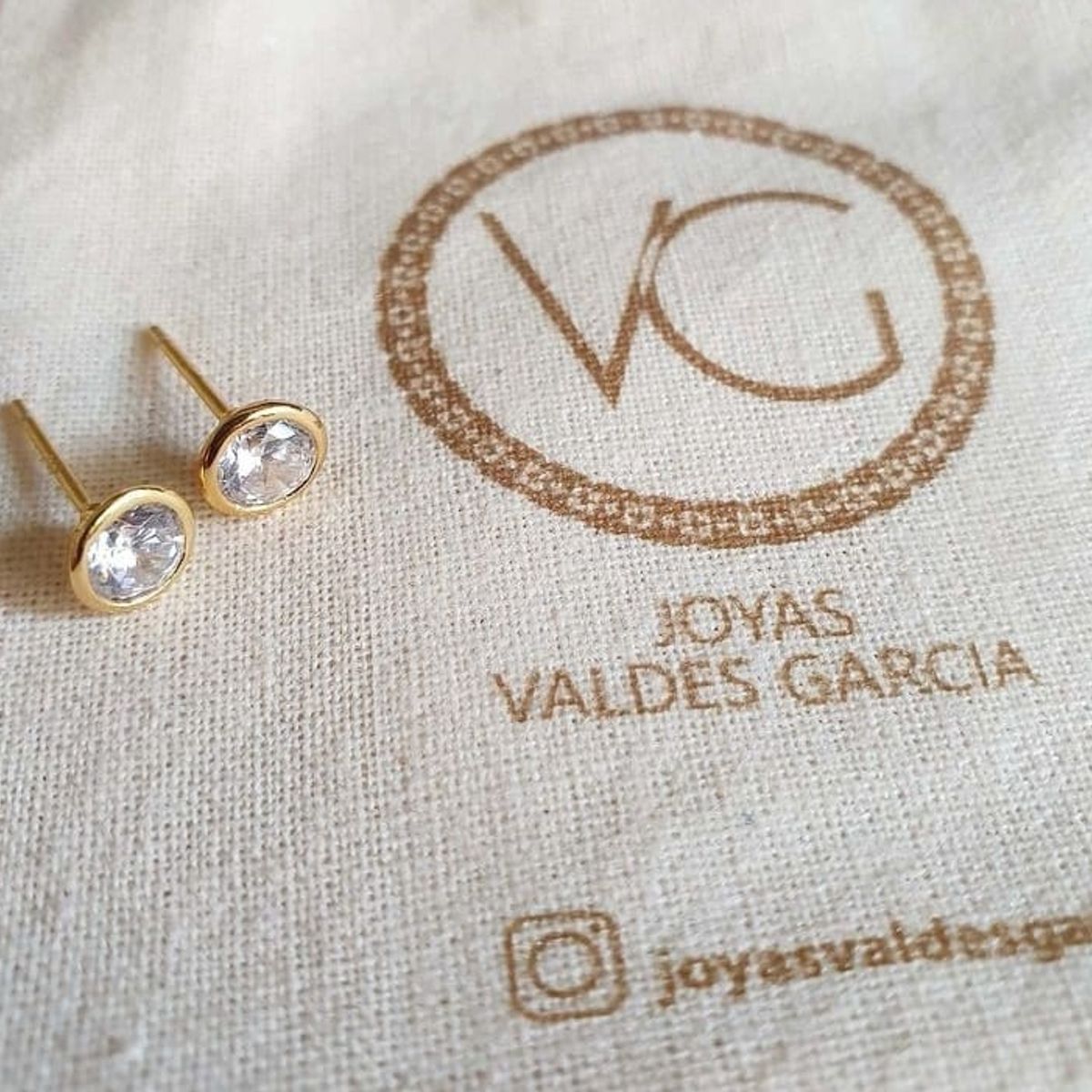 JOYAS VALDES GARCIA - Aros punto de luz baño oro