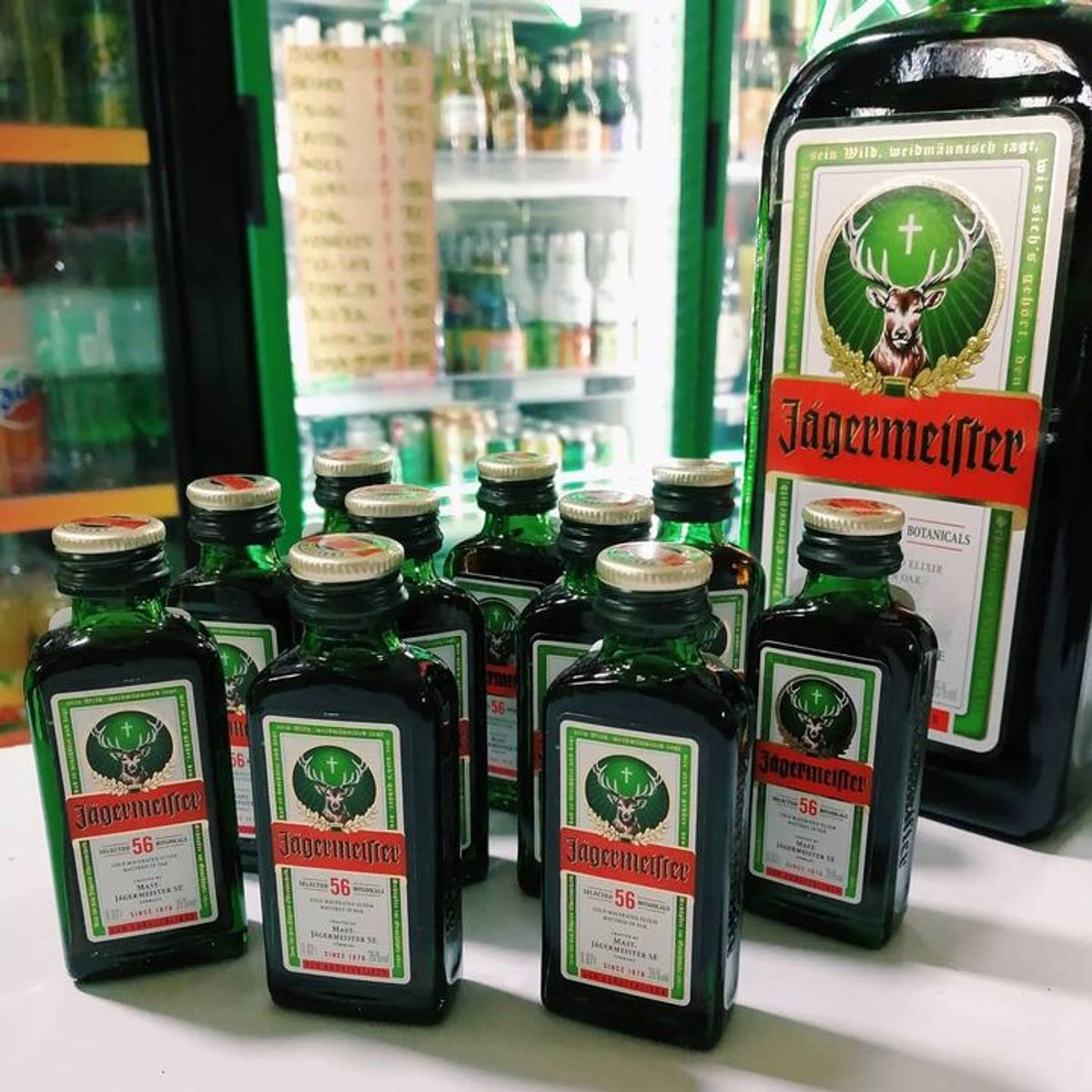 JAGERMEISTER - Pack 10 Miniaturas Licor Jagermeister  Vidrio