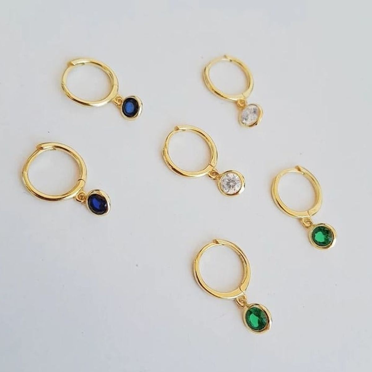 JOYAS VALDES GARCIA - Aros argolla con circón verde colgando baño oro