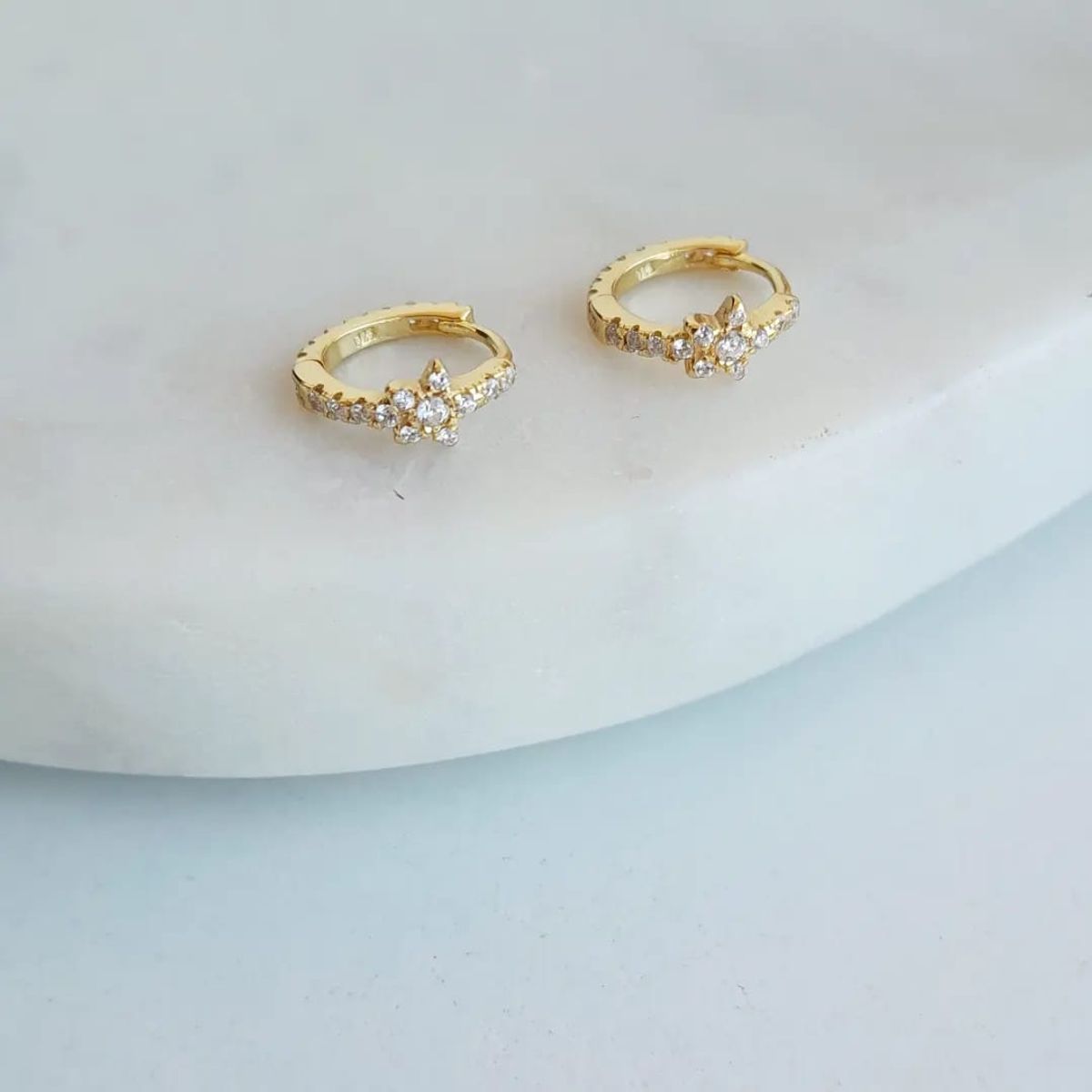 JOYAS VALDES GARCIA - Aros argolla con estrella baño oro y circones