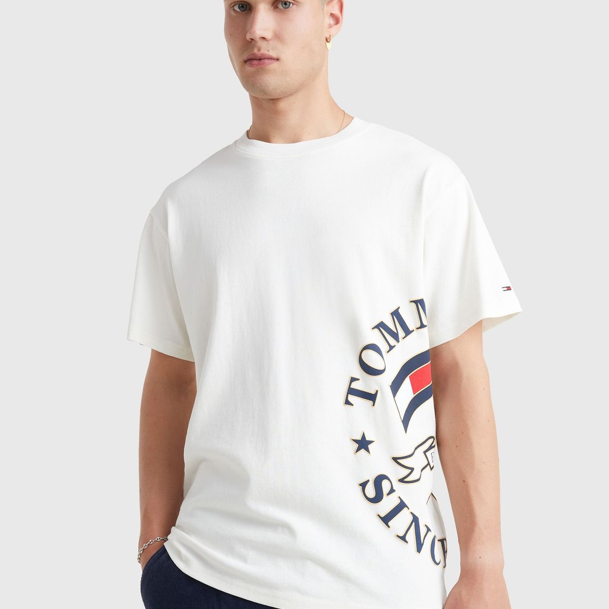 TOMMY HILFIGER - Polera Relaxed Modern Prepy Blanco Tommy Jeans.